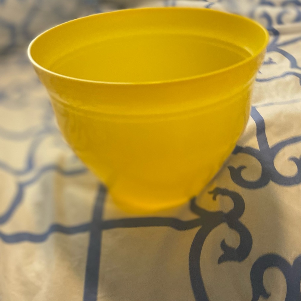 💛 NWT Yellow 10” Planter Flower Pot 💛 - Picture 5 of 8